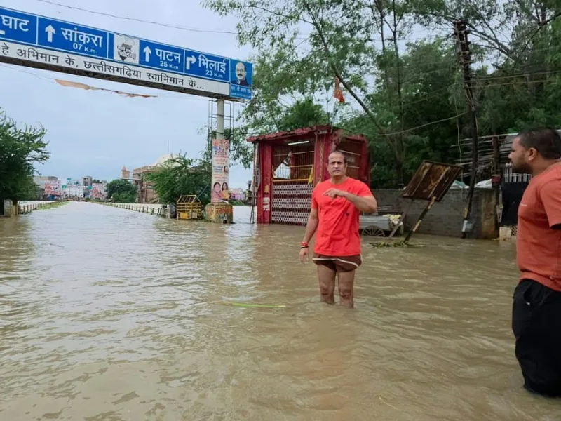 रायपुर में जलभराव से प्रभावित क्षेत्रों का दौरा करते पूर्व विधायक विकास उपाध्याय और स्थानीय लोग।