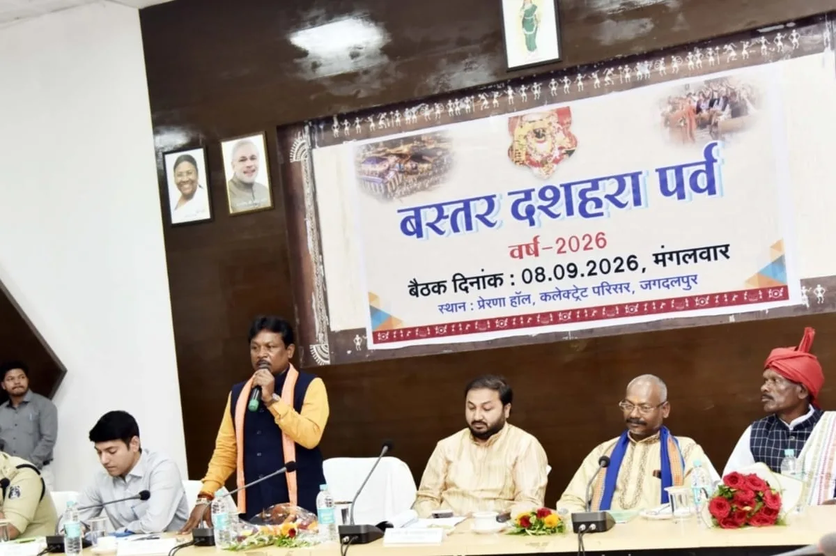 बस्तर दशहरा समिति की बैठक में सांसद महेश कश्यप और बस्तर राजपरिवार के सदस्य कमलचंद भंजदेव चर्चा करते हुए