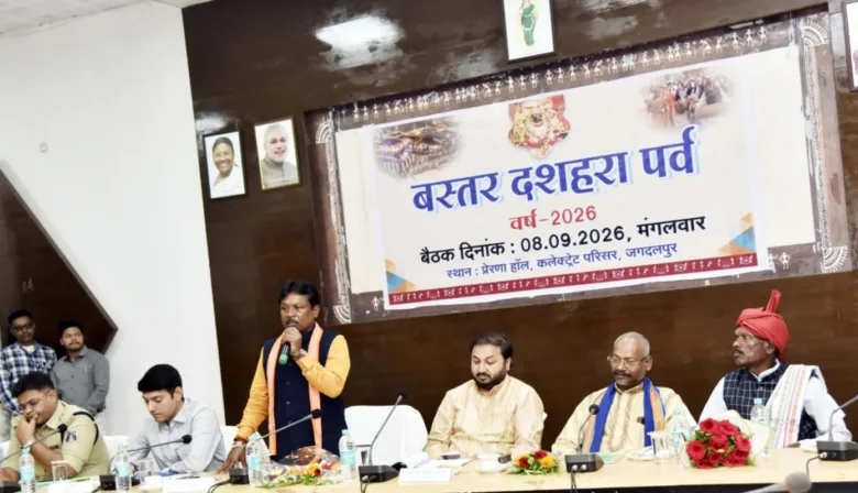 बस्तर दशहरा समिति की बैठक में सांसद महेश कश्यप और बस्तर राजपरिवार के सदस्य कमलचंद भंजदेव चर्चा करते हुए