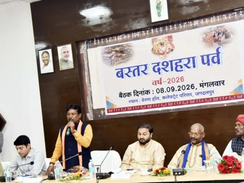 बस्तर दशहरा समिति की बैठक में सांसद महेश कश्यप और बस्तर राजपरिवार के सदस्य कमलचंद भंजदेव चर्चा करते हुए