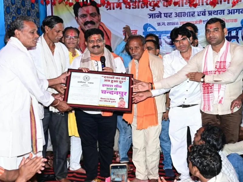 चंदनपुर में ग्रामीणों के बीच राजपत्र की प्रति के साथ खड़े उप मुख्यमंत्री श्री विजय शर्मा।