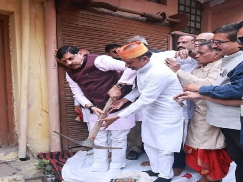 मध्य प्रदेश के मुख्यमंत्री डॉ. मोहन यादव उज्जैन में अपने पैतृक मकान पर खुद गैंती चलाते हुए।