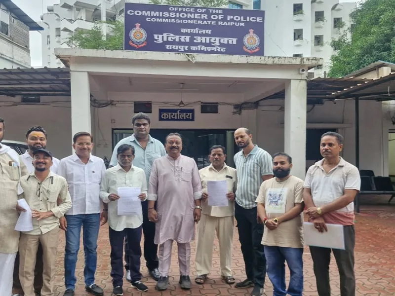 Congress delegation led by Kanhaiya Agarwal submitting a memorandum to the Raipur Police Commissioner