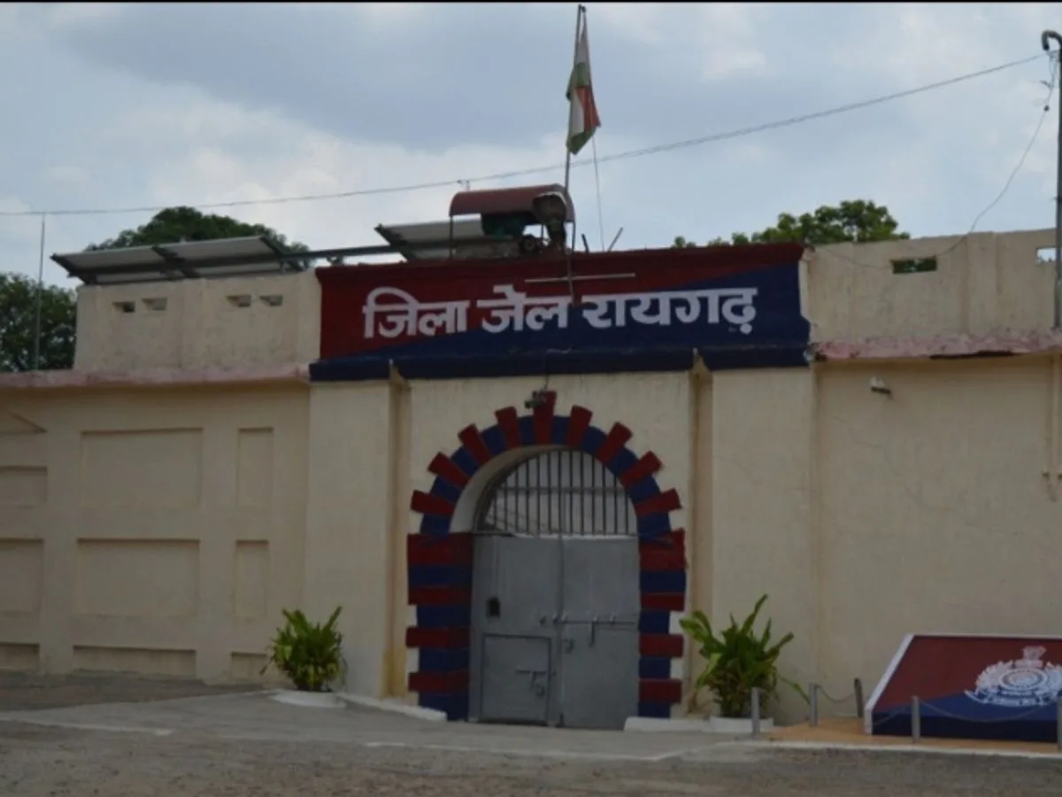 Raigarh: जिला जेल की सुरक्षा में बड़ी चूक, दीवार के बाहर से फेंका गया मोबाइल, अस्पताल से दूसरा बरामद, दुर्ग के बाद दूसरा मामला