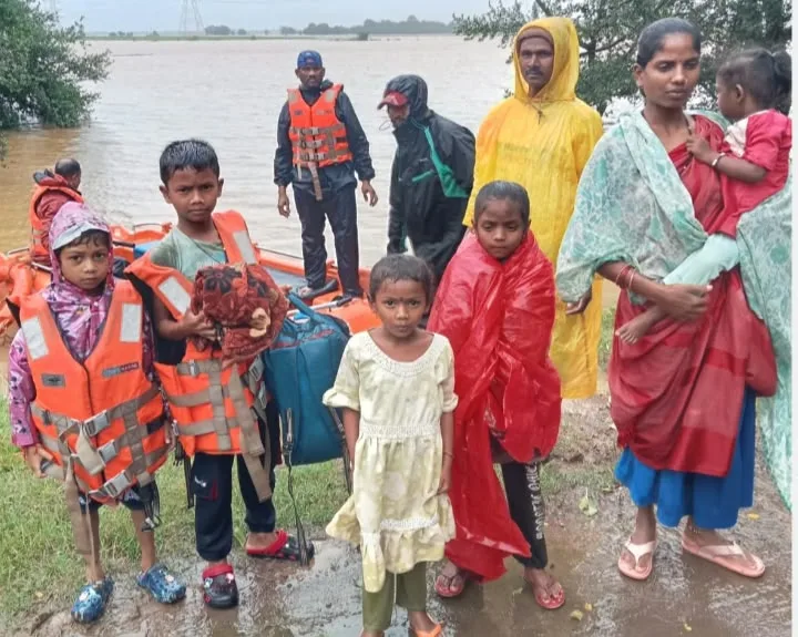 Jagdalpur: बाढ़ से हाहाकार, गांवों में फंसे दर्जनों लोगों को NDRF ने नाव से निकाला, इंद्रावती खतरे के निशान के पार