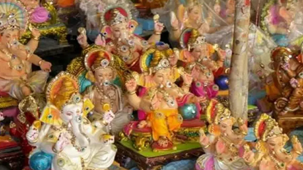 Ganesh Chaturthi: स्थापना के लिए घर पर कैसी मूर्ति लानी चाहिए? जानिए सही नियम और शुभ दिशा