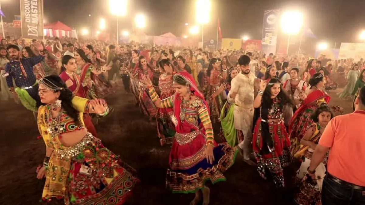 Garba Dispute 2026: गरबा में मुस्लिम एंट्री पर महाराष्ट्र में रार, नितेश राणे के बयान पर अमृता फडणवीस की अलग राय