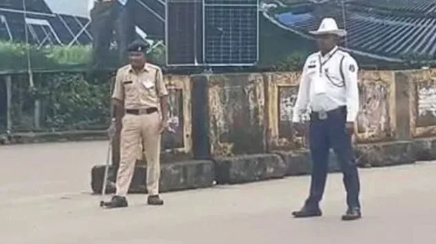 Raipur City News: हलछठ से पहले सड़कों पर बैरिकेडिंग, VIP मूवमेंट ने बढ़ाई लोगों की परेशानी