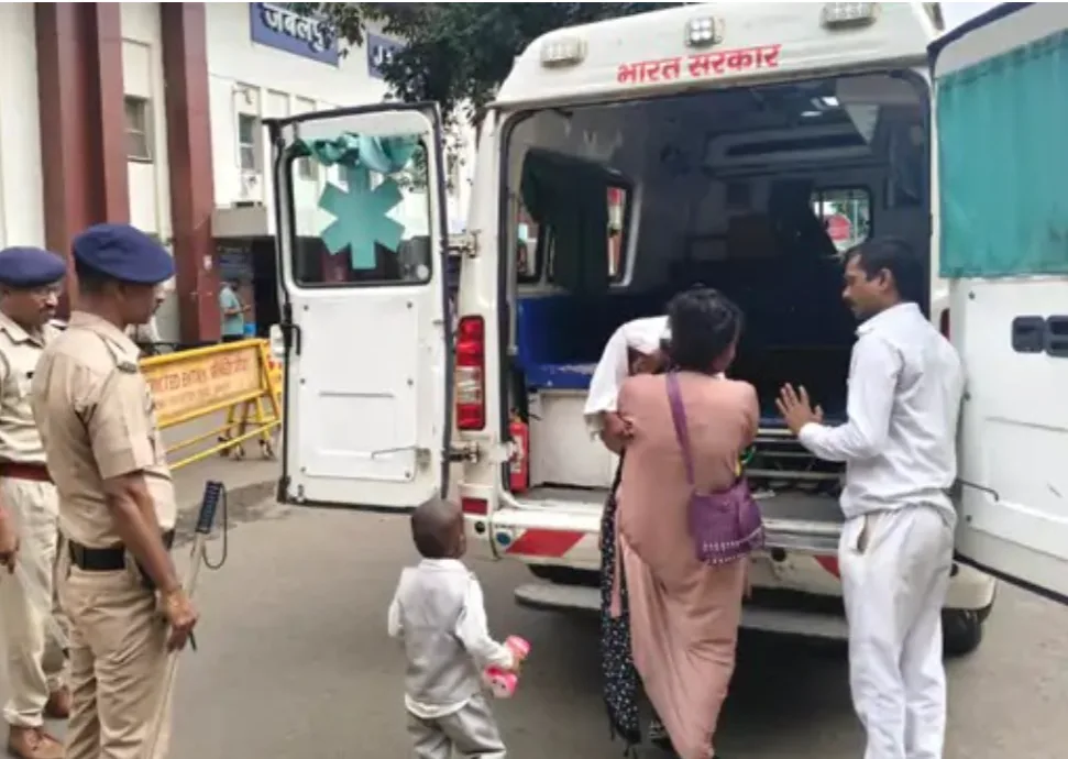 Jabalpur Train Accident: मां मोबाइल देख रही थी, बच्ची चलती ट्रेन से गिरी, जानें फिर क्या हुआ