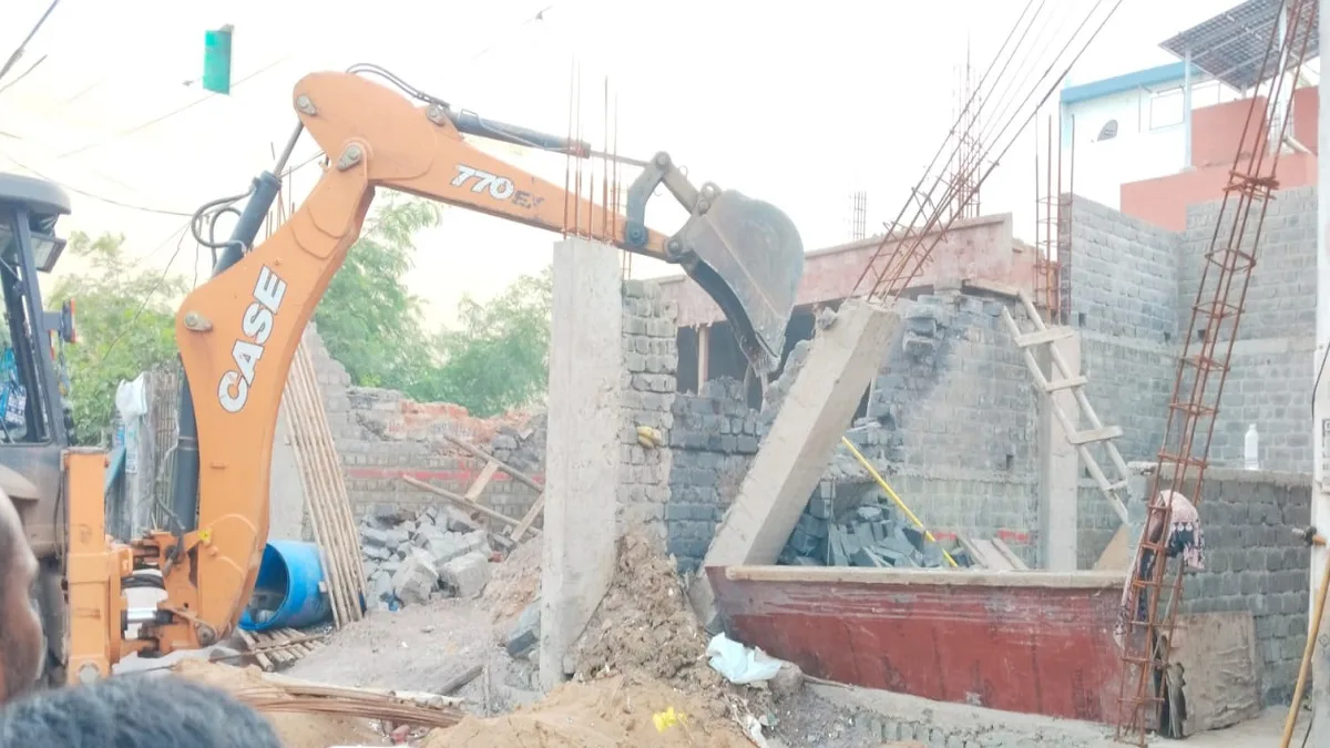 demolition action: रायपुर में 40 मकानों पर बुलडोजर कार्रवाई पर गरमाई राजनीति, नेता प्रतिपक्ष बोले- ‘क्या मकान बनने का इंतजार कर रहा था निगम?’