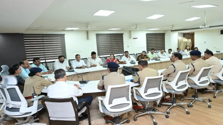 Raipur Mayor Meenal Choubey addressing the high-level meeting regarding Ganesh Utsav preparations along with officials.