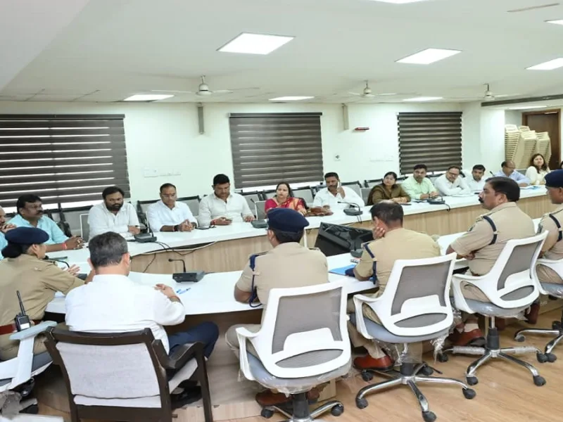 Raipur Mayor Meenal Choubey addressing the high-level meeting regarding Ganesh Utsav preparations along with officials.