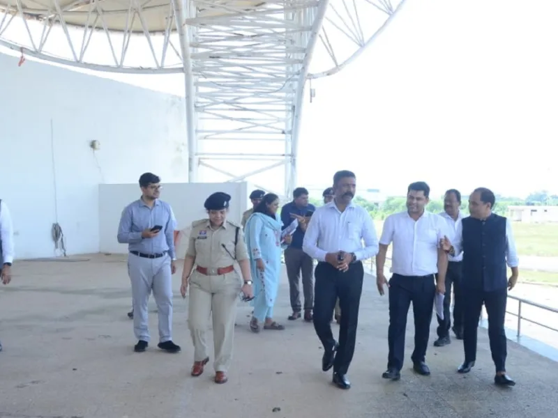 नवा रायपुर मेला ग्राउंड में प्रशासनिक अधिकारियों द्वारा राज्योत्सव की तैयारियों का निरीक्षण करते हुए