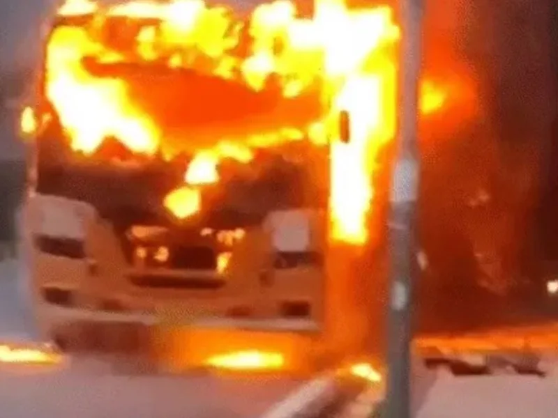Ministry staff bus fire: नवा रायपुर में मंत्रालय कर्मचारियों से भरी बस में लगी आग, धुआं उठते ही मची अफरा-तफरी,कूदकर बचाई जान, देखें मंजर