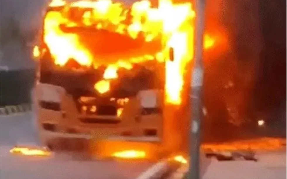 Ministry staff bus fire: नवा रायपुर में मंत्रालय कर्मचारियों से भरी बस में लगी आग, धुआं उठते ही मची अफरा-तफरी,कूदकर बचाई जान, देखें मंजर