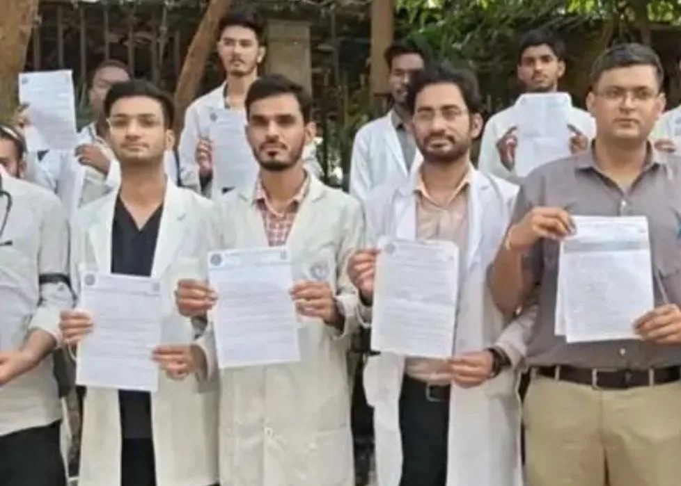 Raigarh junior doctors strike: रायगढ़ में जूनियर डॉक्टरों का अल्टीमेटम, 21 सितंबर से OPD बहिष्कार, जानें क्या है मामला