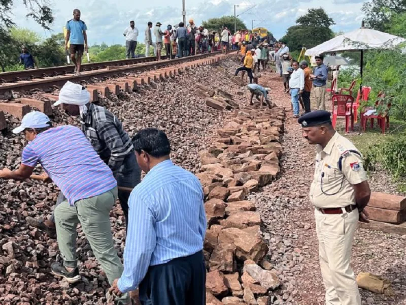 दक्षिण पूर्व मध्य रेलवे के तहत क्षतिग्रस्त रेलवे ट्रैक की मरम्मत करती तकनीकी टीम।