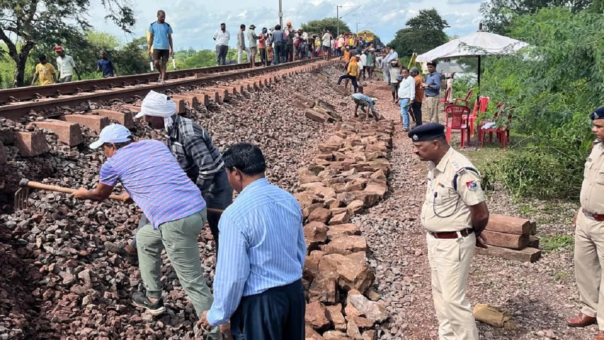Trains Cancelled: रायपुर रेल मंडल, भारी जलभराव और ट्रैक धंसने से दुर्ग-दल्लीराजहरा सेक्शन में ट्रेनें प्रभावित, कई गाड़ियां रद्द