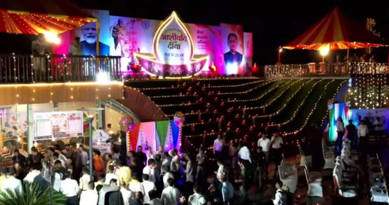 Raipur marine drive 25 lakh diyas: 25 लाख दीयों से जगमाया मरीन ड्राइव, पीएम मोदी को बधाई देने सीएम साय के साथ बड़ी संख्या में पहुंचे लोग, देखें लाइव