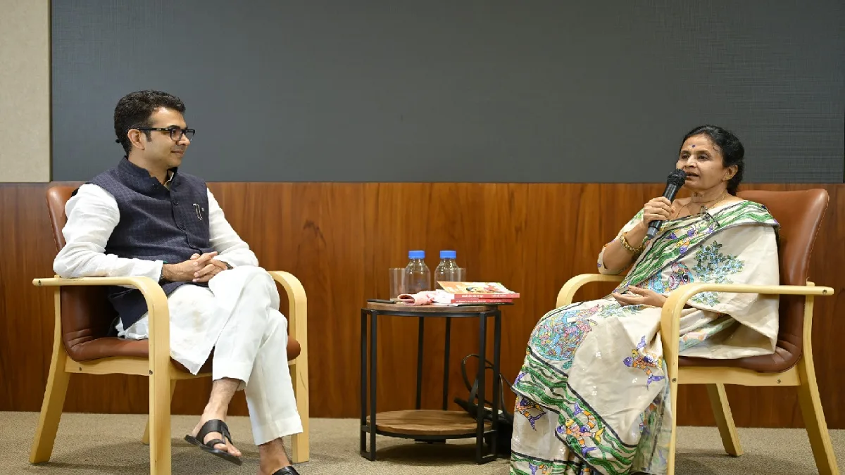 Akhar Literary Event: ‘आखर’ कार्यक्रम में लेखिका रजनी शर्मा बस्तरिया बोलीं- क्षेत्रीय भाषाओं के साहित्य को पाठकों तक पहुंचाना बड़ी चुनौती