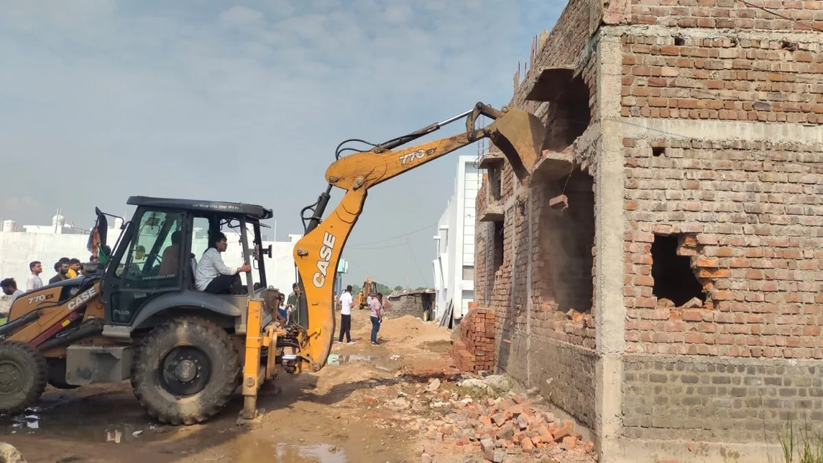 demolition action: रायपुर में 40 मकानों पर बुलडोजर कार्रवाई पर गरमाई राजनीति, नेता प्रतिपक्ष बोले- ‘क्या मकान बनने का इंतजार कर रहा था निगम?’