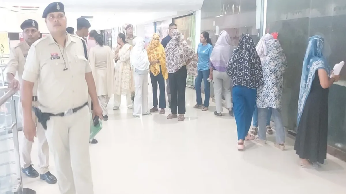 Spa Center Raid: भिलाई के सूर्या मॉल स्थित स्पा सेंटर में पुलिस की औचक दबिश, 7-8 युवतियों पर प्रतिबंधात्मक कार्रवाई