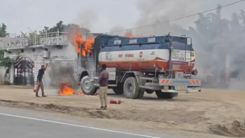 Korba: नेशनल हाईवे पर पेट्रोल-डीजल से भरे टैंकर में लगी आग, लोगों के बीच मची खलबली, सड़क पर लगा जाम
