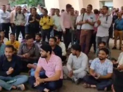 Nava Raipur: मंत्रालयीन स्टाफ बस में लगी आग, विरोध में कर्मचारियों का हल्ला बोल, गेट पर शुरू कर दिया धरना 