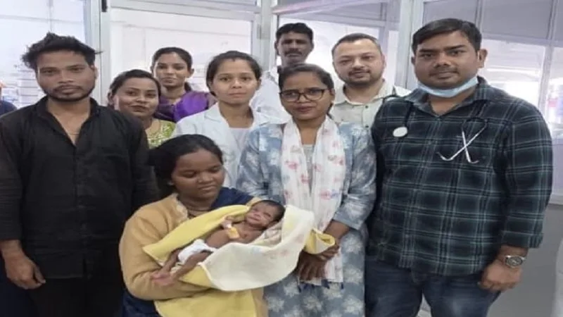 Chhattisgarh News: दो सप्ताह ऑक्सीजन सपोर्ट, दो यूनिट खून; सरकारी अस्पताल में ऐसे बची 900 ग्राम के नवजात की जान