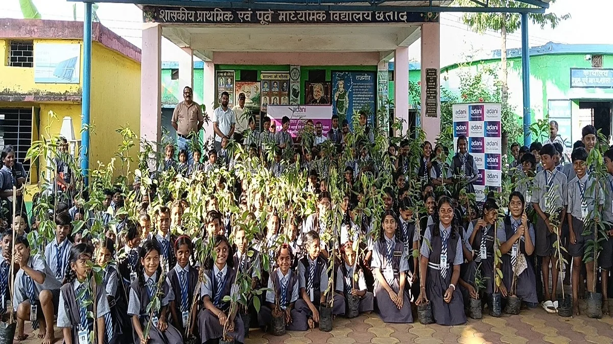अदाणी फाउंडेशन ने चलाया हरियर स्कूल अभियान: 4,087 लोगों को पौधों का वितरण कर कराया रोपण