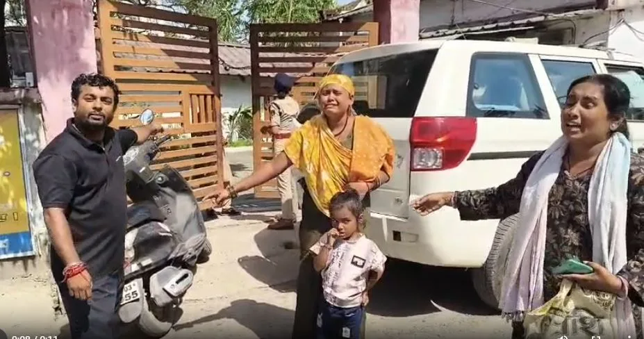 इतना भारी-भरकम चालान कहां से पटायें हुजूर.. कहते हुए बिलख पड़ी महिलाएं, ट्रेफिक थाने में छाती पीट-पीट कर किया हंगामा, एएसपी ने बताया-क्यों किया गया चालान