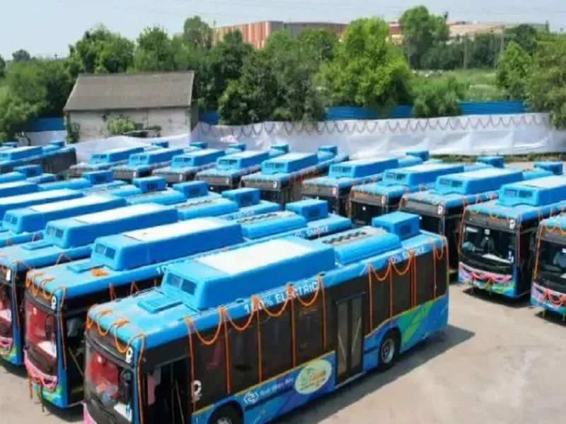 बस स्टैंड और परिवहन विभाग की बस सेवा का एक प्रतीकात्मक दृश्य