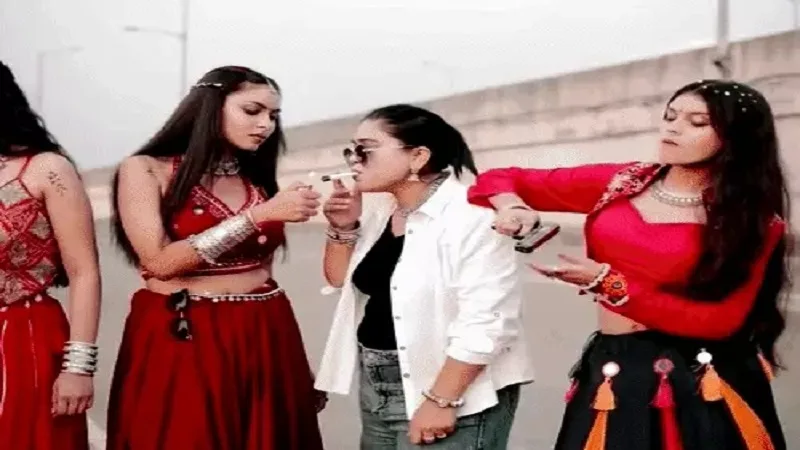 Bilaspur: गरबा ड्रेस, सिगरेट और गन कल्चर; सोशल मीडिया पर Viral Video से मचा बवाल, SP ऑफिस पहुंचा बजरंग दल