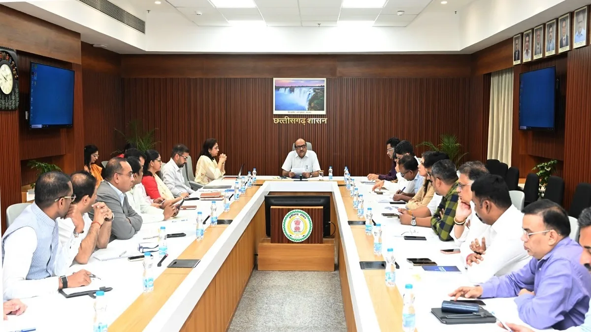 Chhattisgarh News: सीएम हेल्पलाइन पर 2 लाख शिकायतें! मुख्य सचिव ने अफसरों को चेताया- नहीं चलेगी कागजी कार्रवाई