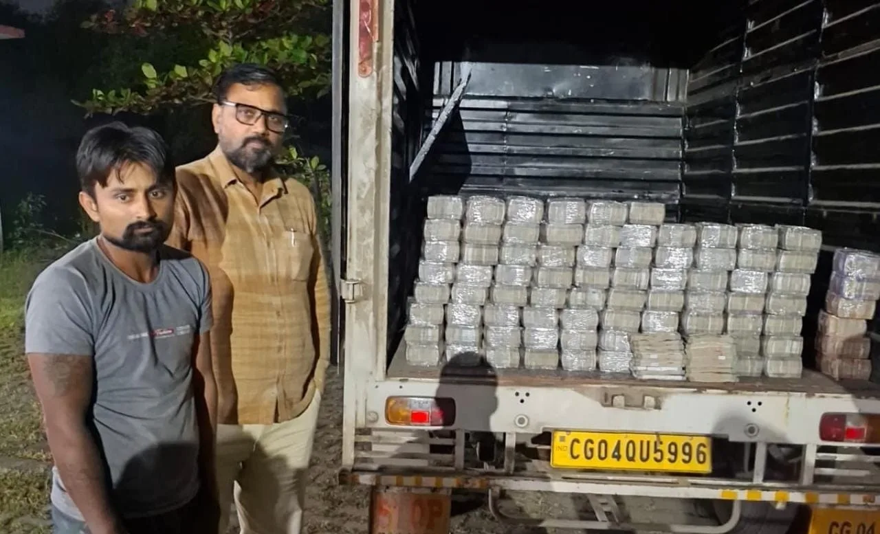 पिकअप के पिछले हिस्से में बना था हिडन चेंबर, खोला तो फटी की फटी रह गई आंखें