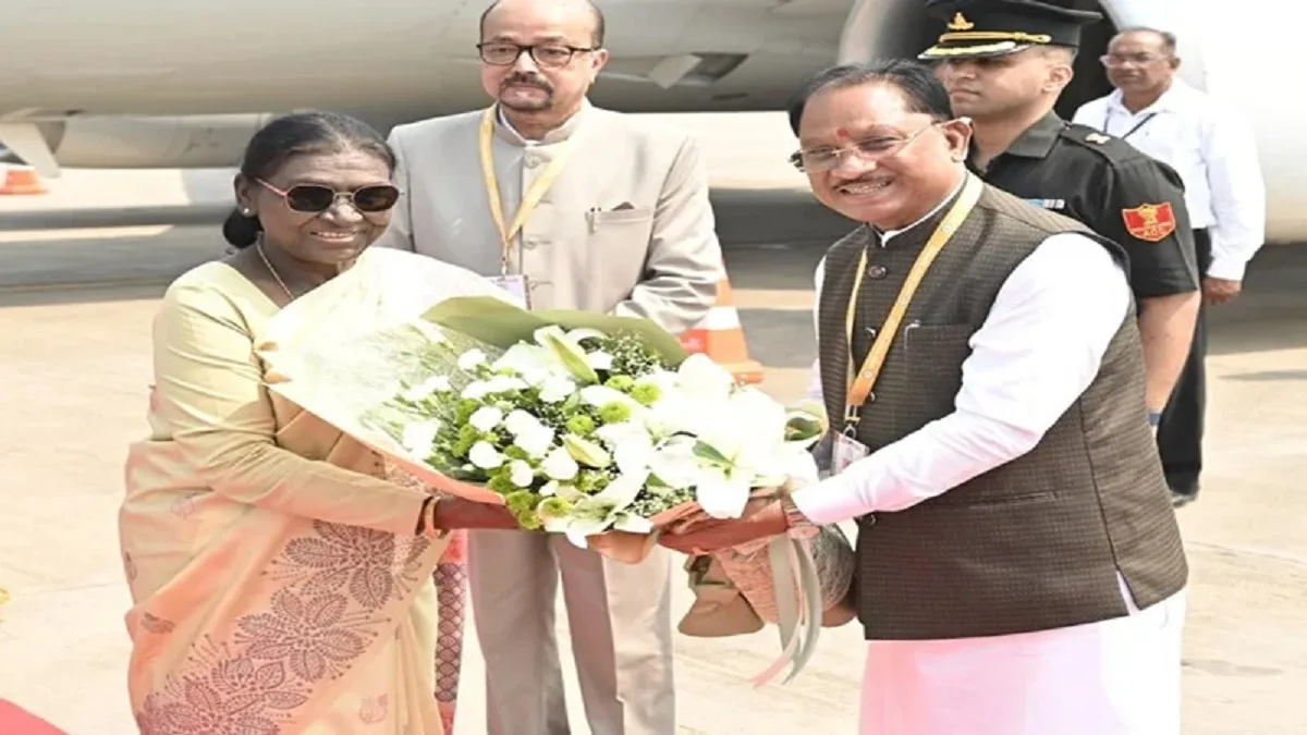 Droupadi Murmu CG Visit: रायपुर पहुंची राष्ट्रपति द्रौपदी मुर्मू, राज्यपाल और CM साय ने किया स्वागत