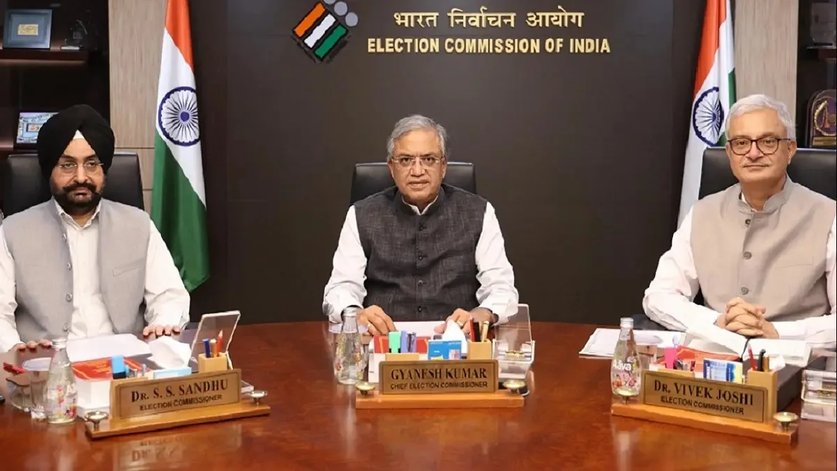 चुनाव आयोग के बचाव में 124 पूर्व IAS-IFS का पत्र, कहा- आपने सिर्फ फिल्मों में देखा, हमने काम किया है