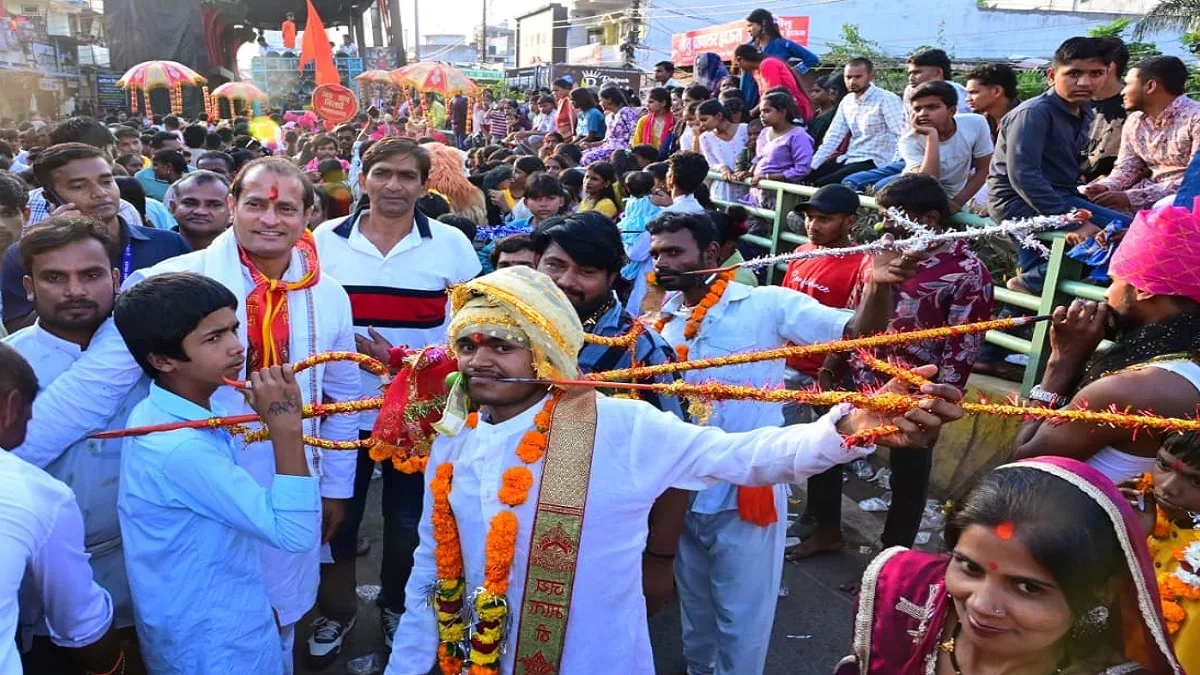 Durga Visarjan: रायपुर में शारदीय नवरात्र के बाद भी जारी है जोत-जवारा विसर्जन का सिलसिला, गूंज रहे हैं जस गीत
