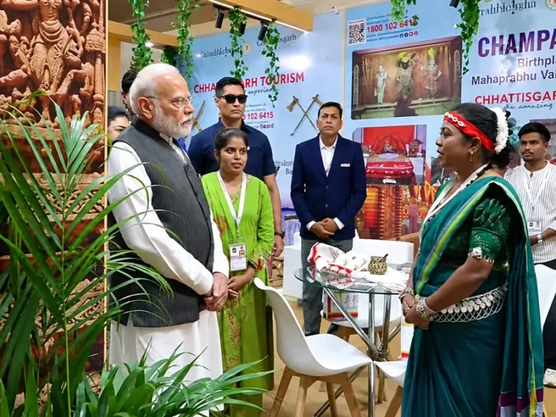 Chhattisgarh woman entrepreneur Heena interacting with Prime Minister Narendra Modi