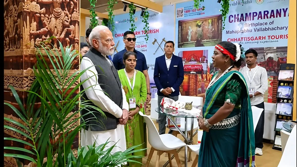 Chhattisgarh woman entrepreneur Heena interacting with Prime Minister Narendra Modi