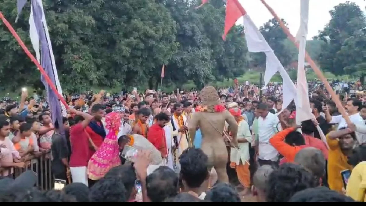 धमतरी के इस गांव में दशमी नहीं, एकादशी को होता है दशहरा! सहस्त्रबाहु की प्रतिमा का वध, मिट्टी का लगता है तिलक