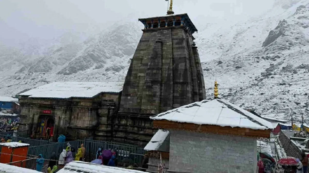 Kedarnath Dham: बर्फ की सफेद चादर में लिपटा बाबा केदारनाथ धाम का दरबार, कड़ाके की ठंड के बावजूद अटूट है श्रद्धालुओं की आस्था