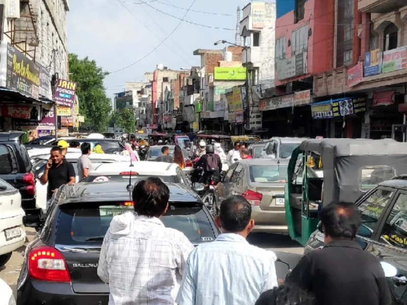 त्योहारों के दौरान सड़क पर दुकान लगाने पर सामान जब्त कर लिया जाएगा और भारी जुर्माना वसूला जाएगा।