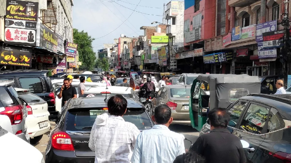 Raipur Festival Market Guidelines: त्योहारों पर शहर की सड़कों पर अवैध कब्जे, निगम और पुलिस की कड़ी कार्रवाई, इन जगहों पर शिफ्ट होंगी अस्थायी दुकानें