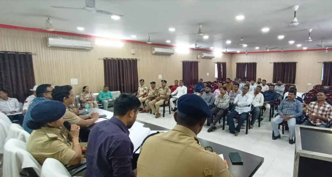 बस ऑपरेटरों की मनमानी को लेकर पुलिस की चेतावनी, आदेश की अवहेलना की तो परमिट होगा निरस्त