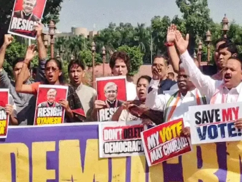 दिल्ली में पुलिस बैरिकेड्स और सुरक्षा बलों के बीच प्रदर्शन कर रहे विपक्षी नेता और सांसद।
