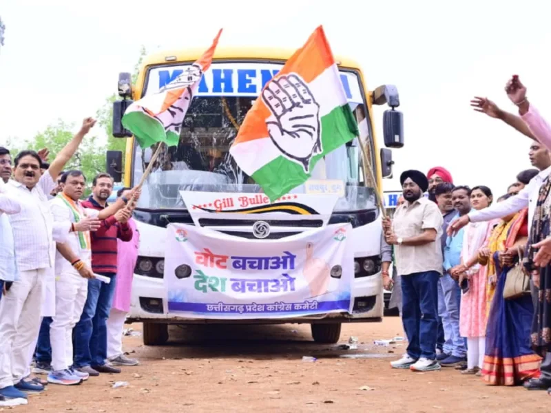 Chhattisgarh Congress President Deepak Baij and leaders flagging off buses for Vote Bachao Desh Bachao Rally from Raipur to Delhi.