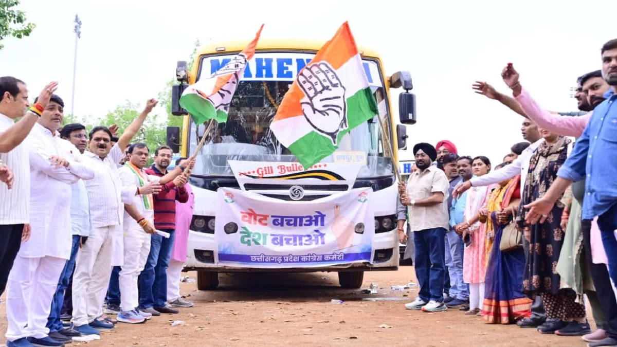 Vote Bachao Desh Bachao Rally: ‘वोट बचाओ, देश बचाओ’ रैली के लिए छत्तीसगढ़ से दिल्ली कूच, दीपक बैज ने झंडी दिखाकर बसों को किया रवाना