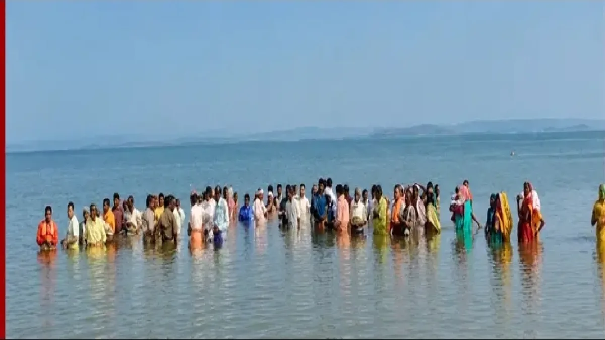 Dhamtari News: हाईकोर्ट के आदेश के 6 साल बाद भी जमीन का इंतजार, गंगरेल बांध के डूब प्रभावितों का अनिश्चितकालीन धरना शुरू