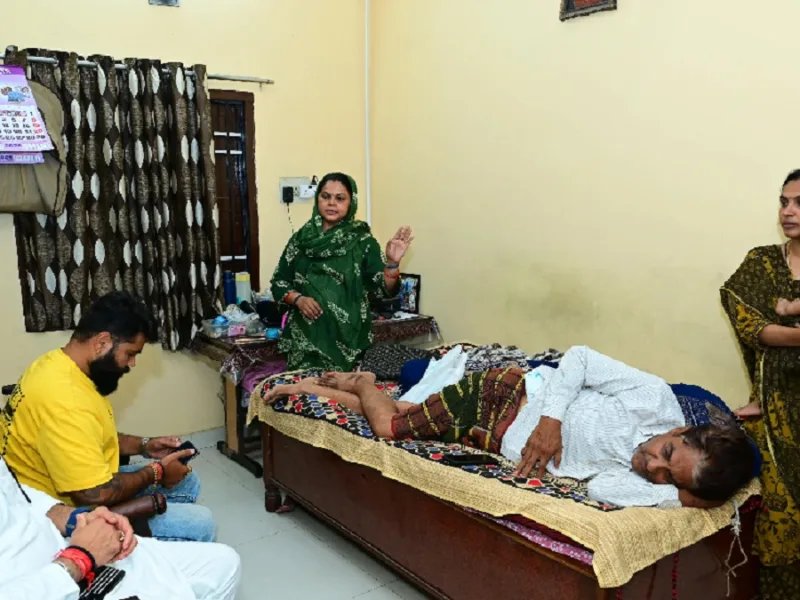 दीनदयाल उपाध्याय नगर क्षेत्र में सांड के अचानक किए गए हमले में कई लोग घायल हुए